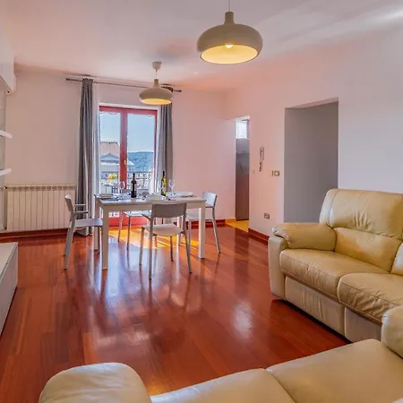 Modern 70m2 2 Bedrooms Sea View & Private Parking Appartement Pula