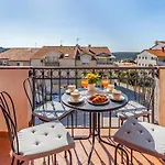Modern 70m2 2 Bedrooms Sea View & Private Parking Pula