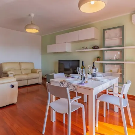 Modern 70m2 2 Bedrooms Sea View & Private Parking * Pula