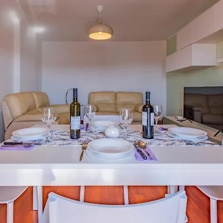 Modern 70m2 2 Bedrooms Sea View & Private Parking Póla