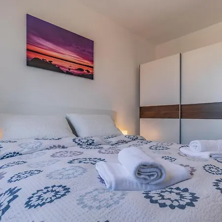 Modern 70m2 2 Bedrooms Sea View & Private Parking * Póla