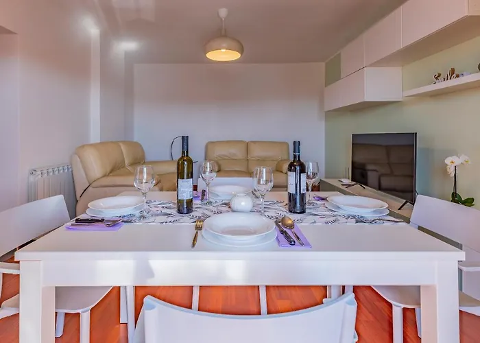 Modern 70m2 2 Bedrooms Sea View & Private Parking Pula